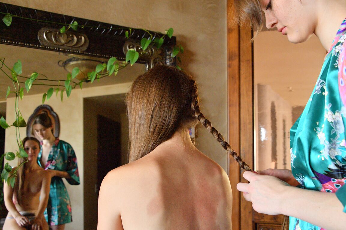 20P Lésbica alta Olivia faz o cabelo curto da namorada