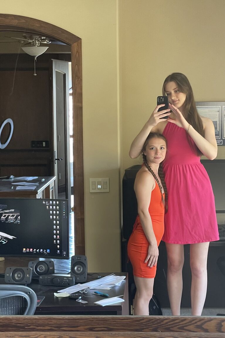 20P Lésbica alta Olivia faz o cabelo curto da namorada