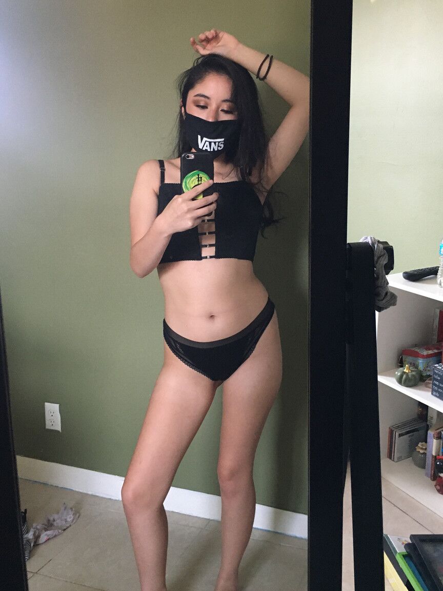 12P Sexy brunette shows off her beautiful big boobs in hot quarantine self shots