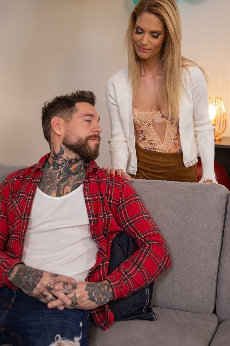21P La petite adolescente Candee Licious suce une bite courbée et la prend dans sa chatte
