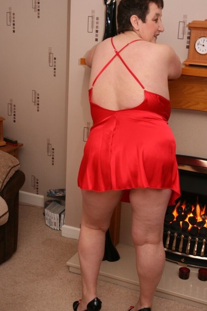 16P Kinky Carol, une femme mûre en surpoids, libère ses gros seins de sa lingerie rouge