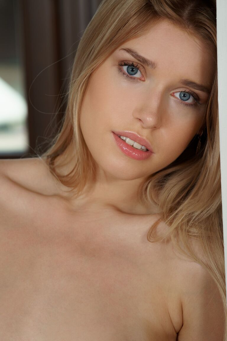 21P A beleza sexy Freya Mayer expõe sua vulva gostosa e posa nua em um solo