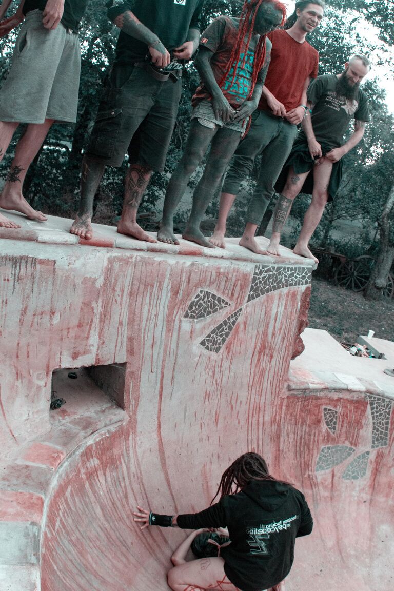 16P Alternative Personen haben Sex in einem Skatepark und werden dabei angepisst