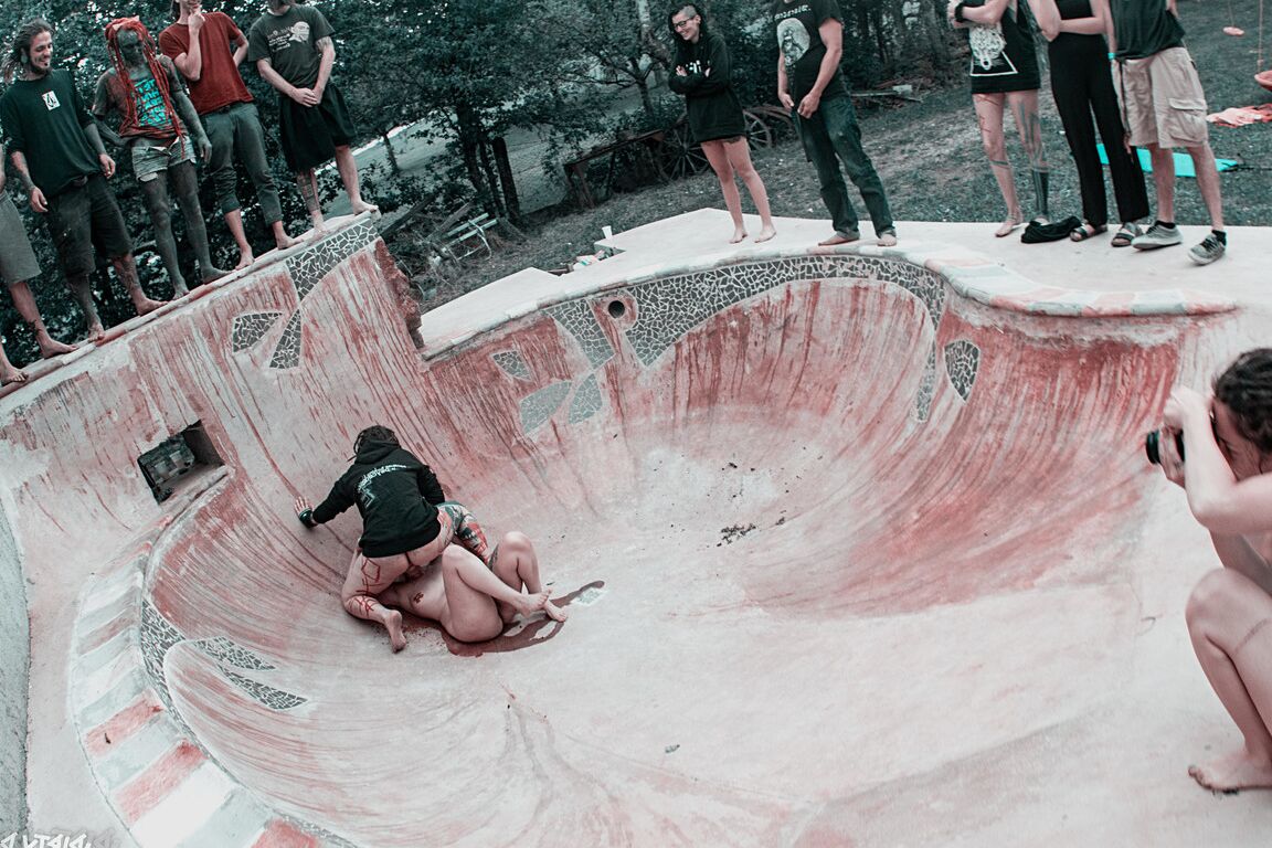 16P Alternative Personen haben Sex in einem Skatepark und werden dabei angepisst
