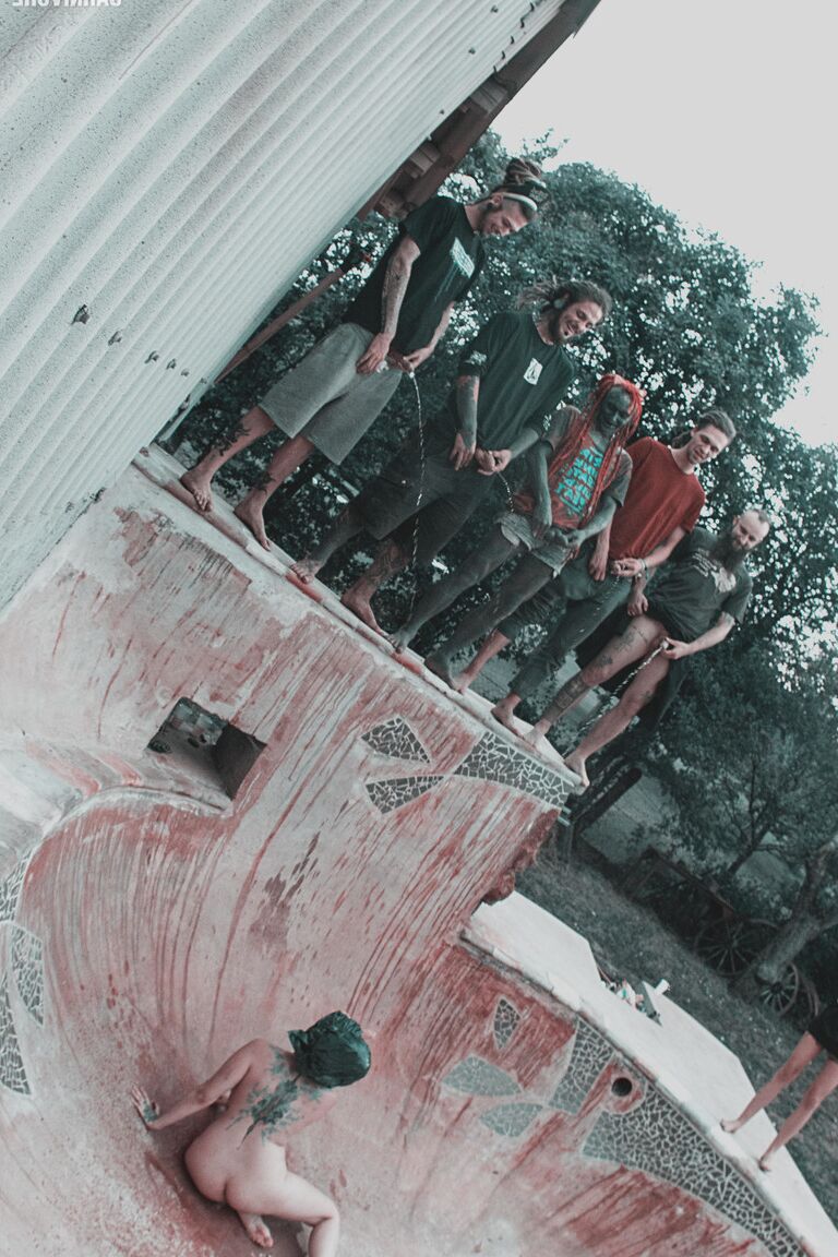 16P Alternative Personen haben Sex in einem Skatepark und werden dabei angepisst