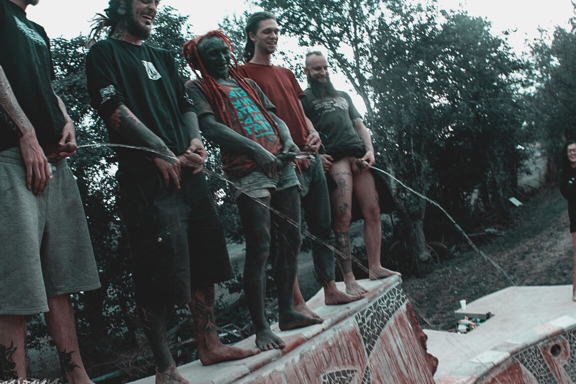 16P Alternative Personen haben Sex in einem Skatepark und werden dabei angepisst