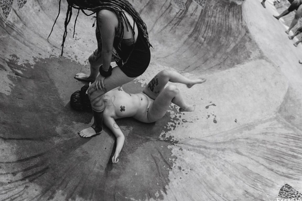 16P Alternative Personen haben Sex in einem Skatepark und werden dabei angepisst