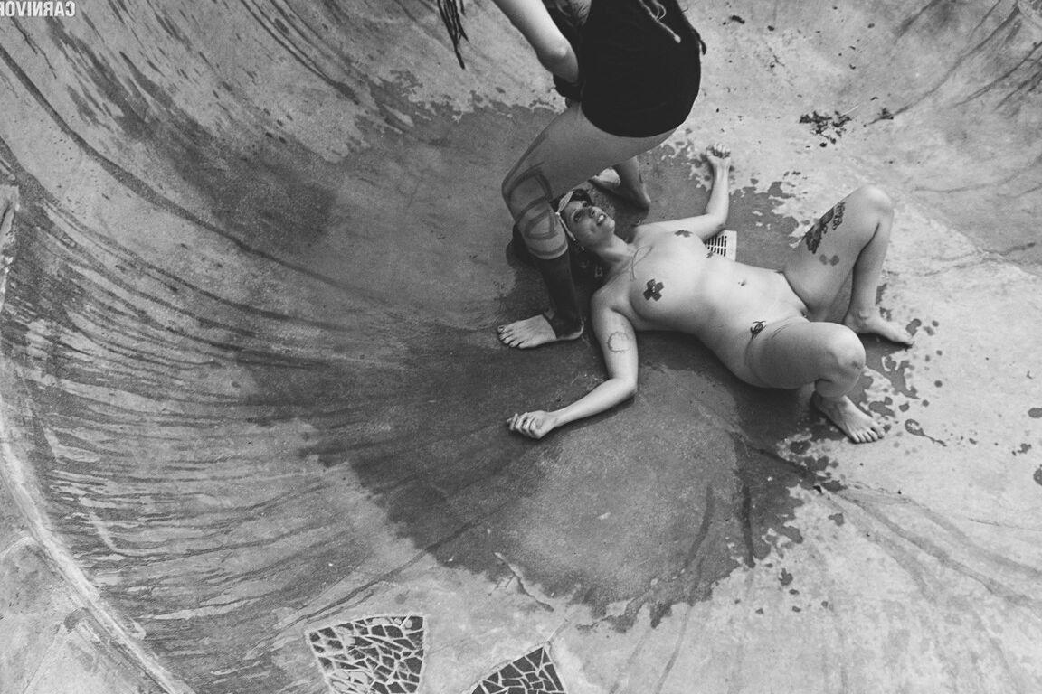 16P Alternative Personen haben Sex in einem Skatepark und werden dabei angepisst
