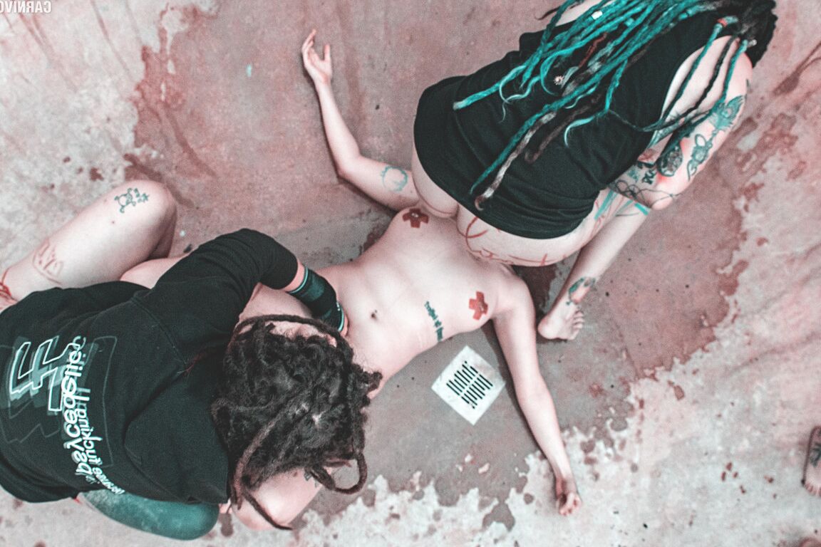 16P Alternative Personen haben Sex in einem Skatepark und werden dabei angepisst