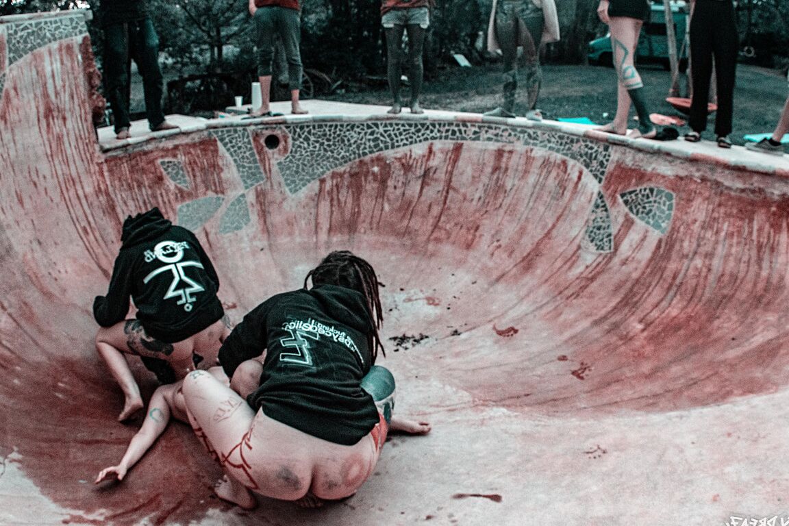 16P Alternative Personen haben Sex in einem Skatepark und werden dabei angepisst