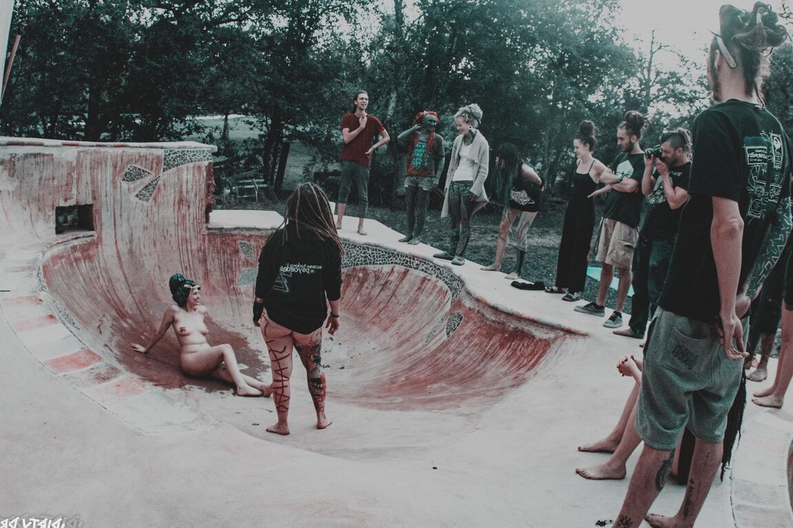 16P Alternative Personen haben Sex in einem Skatepark und werden dabei angepisst