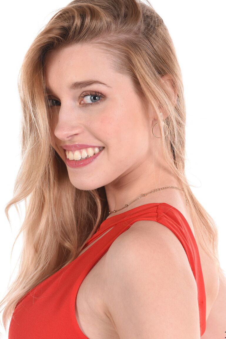 15P A linda loira Freya Mayer tira um vestido revelador para brincar com sua buceta