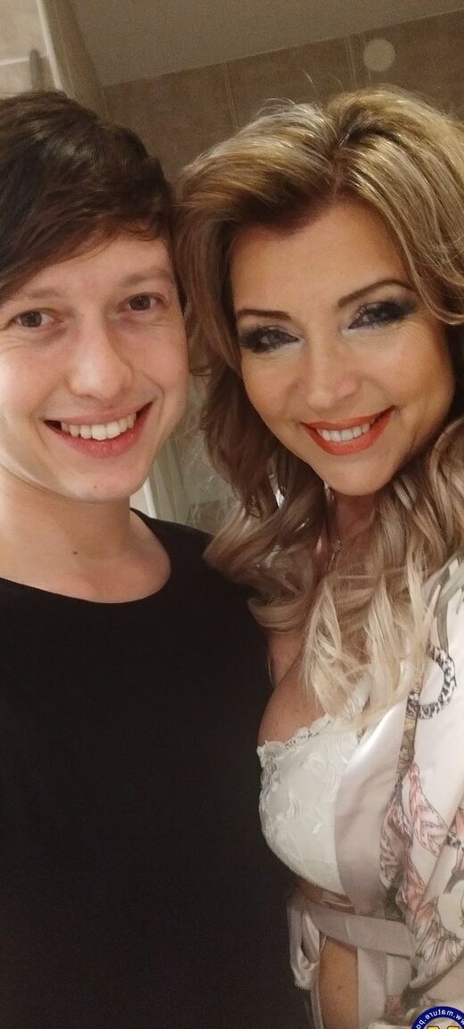 11P La cougar blonde Jeanette fait l'amour sur un lit avec son amant bien plus jeune