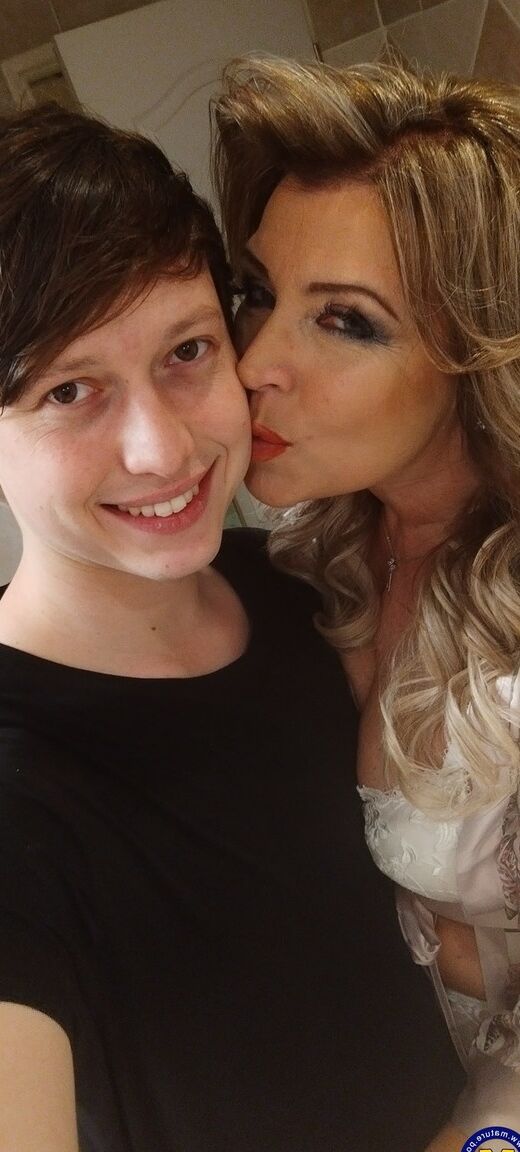 11P La cougar blonde Jeanette fait l'amour sur un lit avec son amant bien plus jeune