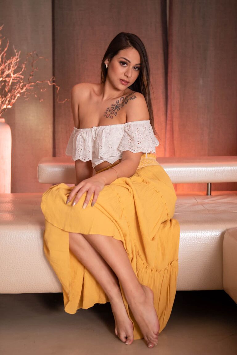 21P La encantadora latina Bella Rico disfruta del sexo doloroso y recibe semen en sus tetas naturales