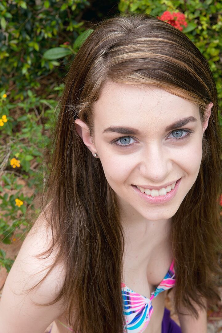 16P Boa menina Tali gosta de videogame, seus peitos pequenos e furiosamente rápidos