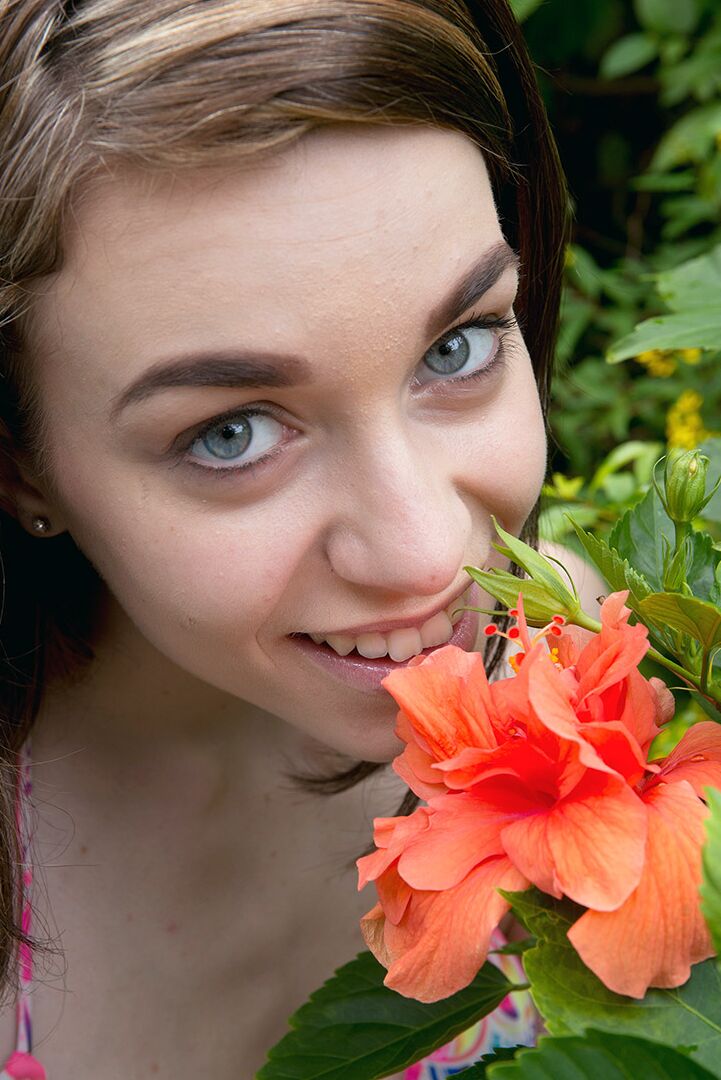 16P Boa menina Tali gosta de videogame, seus peitos pequenos e furiosamente rápidos