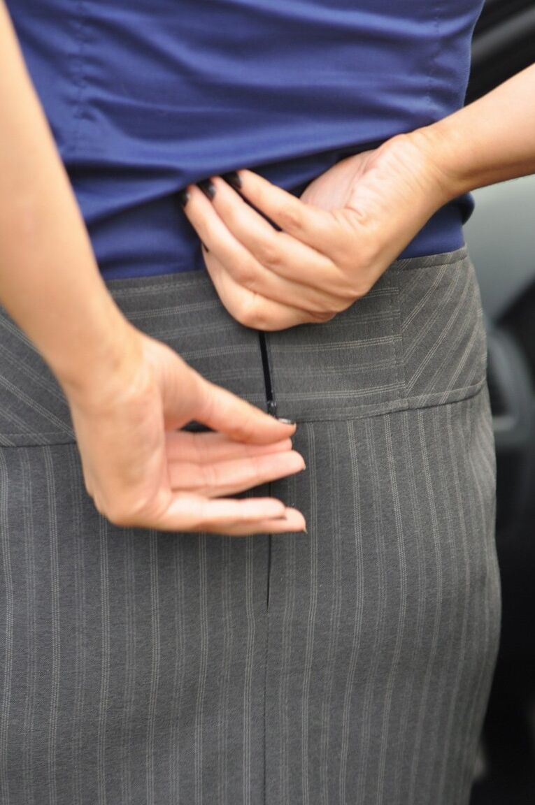 12P Die blonde Amateurin Izzy zieht an einer Zigarette, bevor sie im Auto ihre Titten zeigt