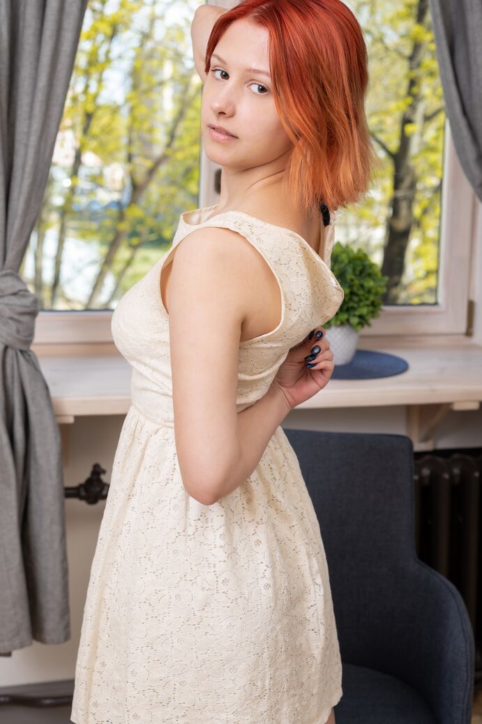 20P La jeune rousse Anais libère son beau corps d'une jolie robe