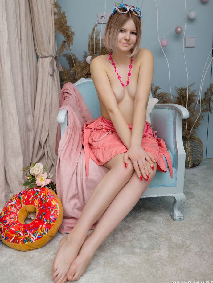 20P La encantadora joven Pat se desnuda totalmente después de comer pastel de cumpleaños