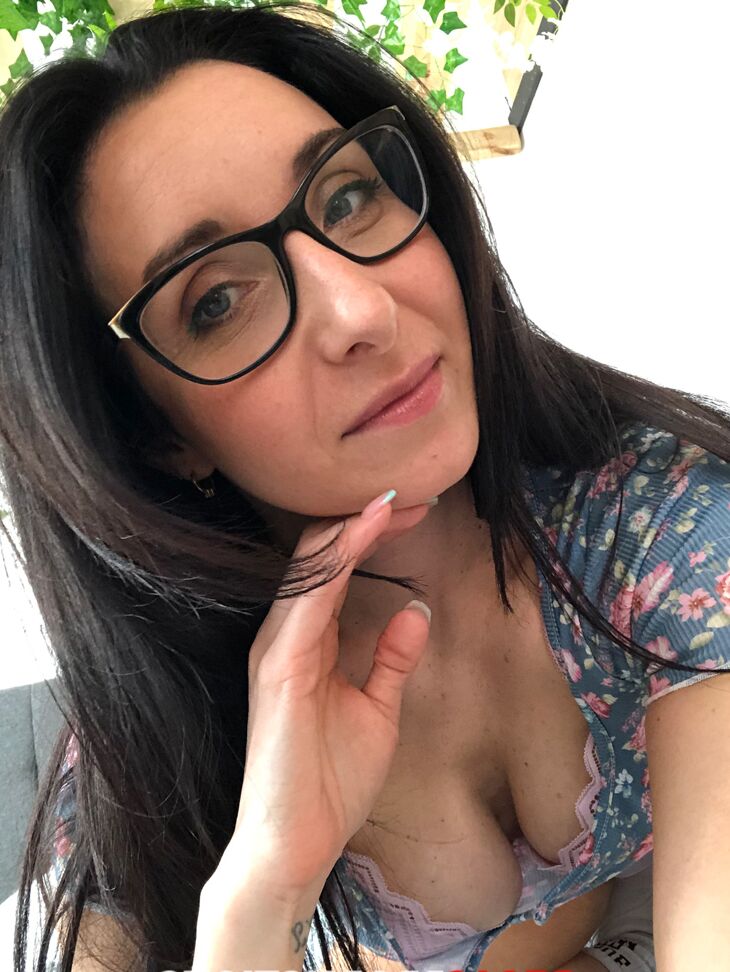 20P Avana Golg, une adolescente geek, rejoint son demi-frère dans sa chambre et le taquine