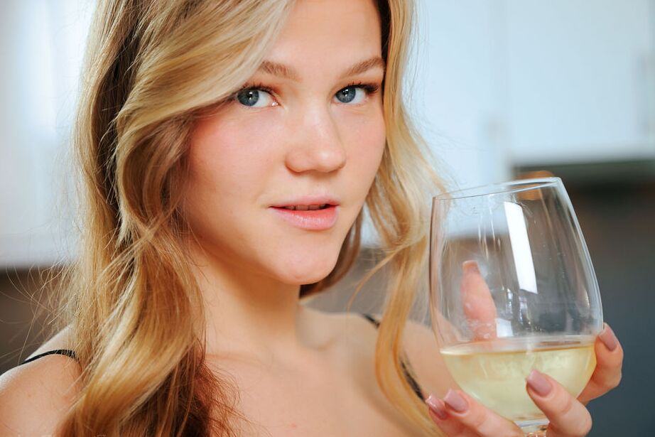 16P Die süße Teenagerin Valeria Mint masturbiert in Netzstrümpfen, nachdem sie Wein getrunken hat
