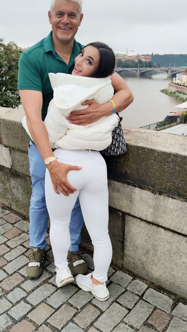 15P A morena sexy Sara Diamante posa nua em uma cama antes do sexo POV