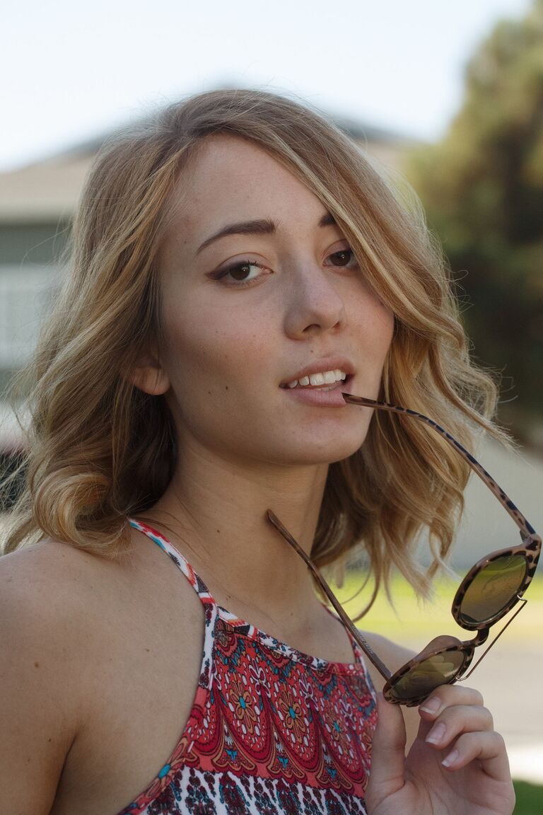 12P Sexy adolescente Dallas Mills mostra seu espólio quente