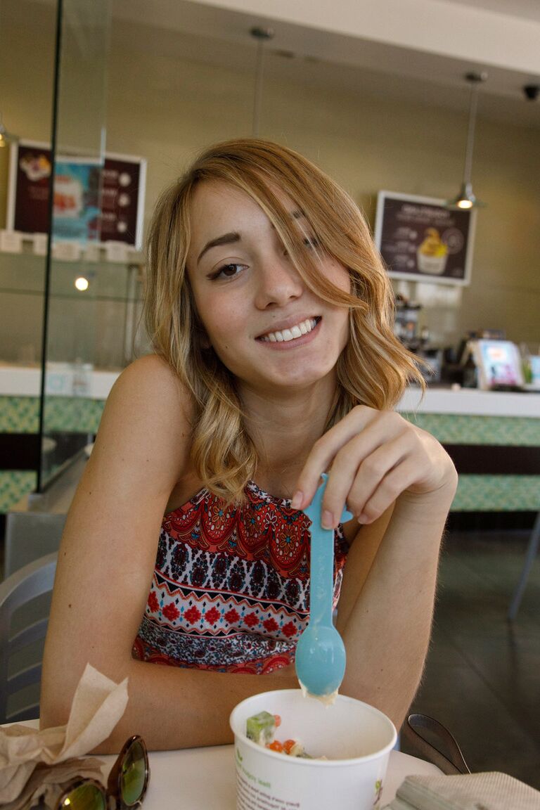 12P Sexy adolescente Dallas Mills mostra seu espólio quente