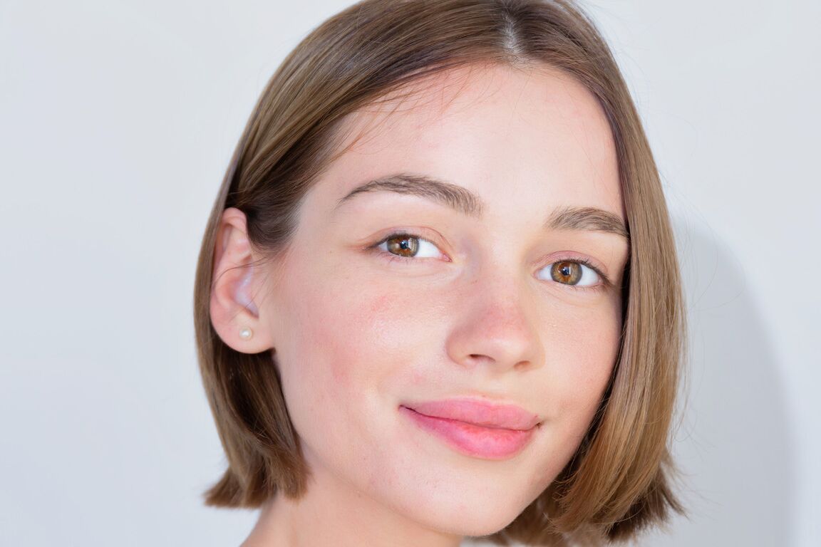 21P A bela adolescente Amy Moloko tira a camisa e posa nua na cama