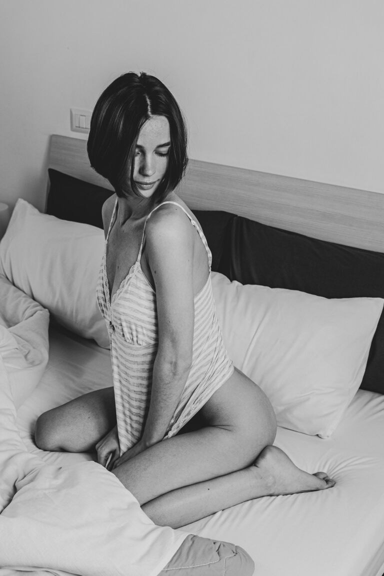 21P A bela adolescente Amy Moloko tira a camisa e posa nua na cama