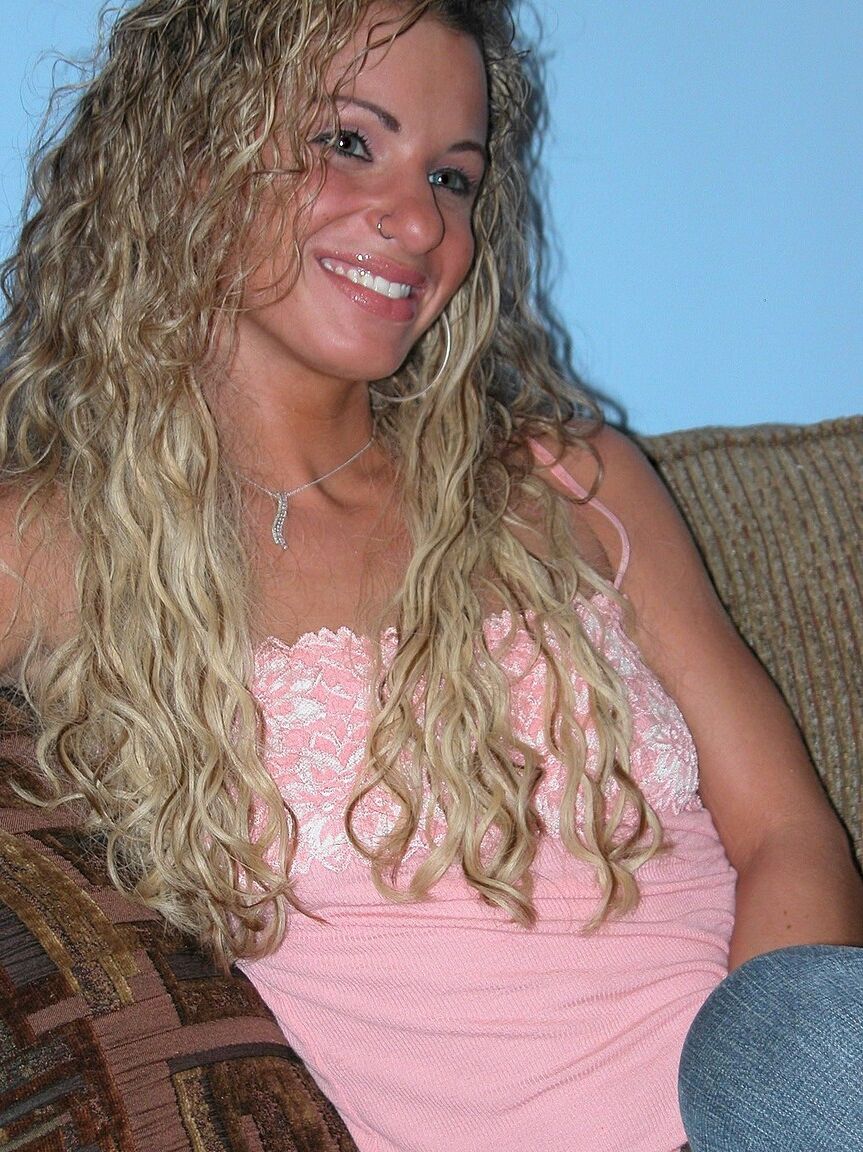 20P Holly, une MILF élancée aux cheveux bouclés, joue avec son trou d'amour serré de près sur le canapé