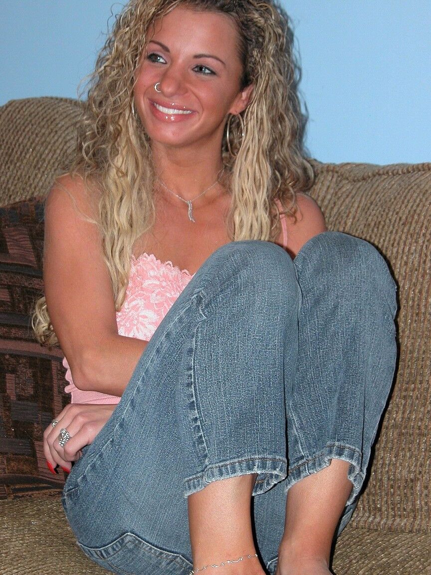 20P Holly, une MILF élancée aux cheveux bouclés, joue avec son trou d'amour serré de près sur le canapé