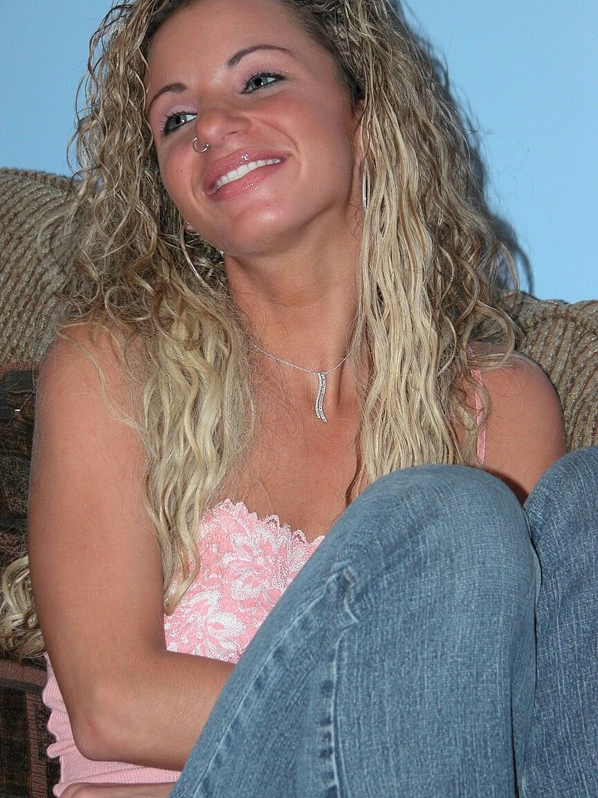 20P Holly, une MILF élancée aux cheveux bouclés, joue avec son trou d'amour serré de près sur le canapé