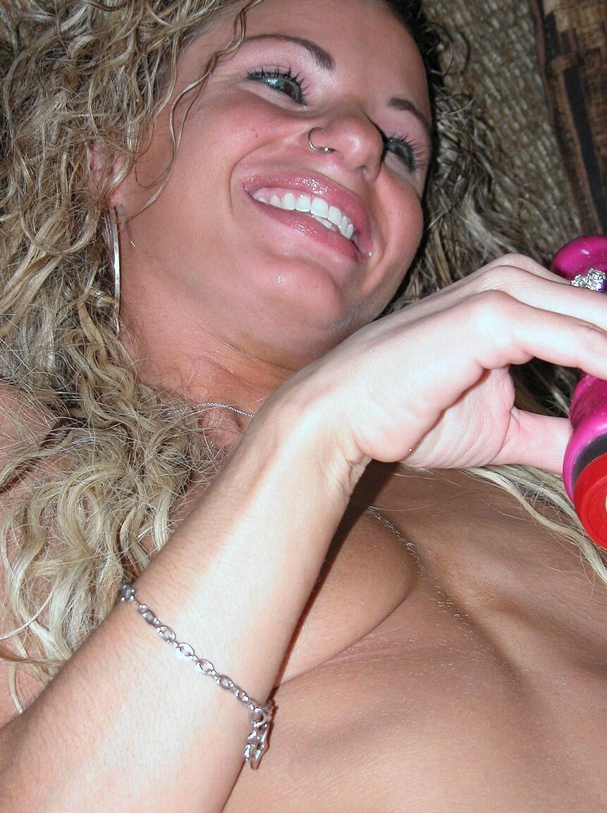 20P Holly, une MILF élancée aux cheveux bouclés, joue avec son trou d'amour serré de près sur le canapé