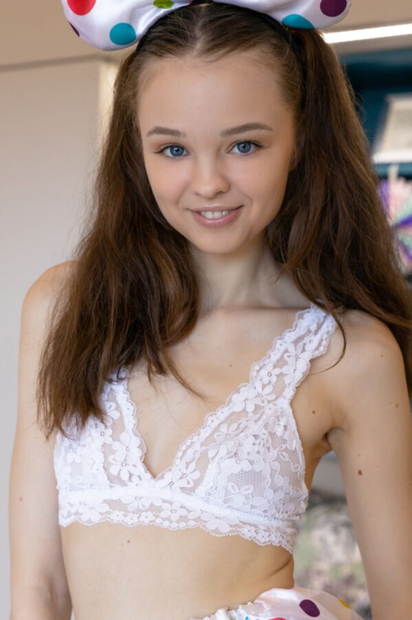 20P L'adorable jeune Shea se met totalement nue avec un nœud surdimensionné dans les cheveux.