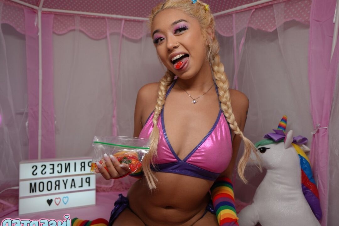 20P Die süße asiatische Amateurin Gia Dibella zieht ihren Bikini aus, bevor sie ihre Muschi zeigt