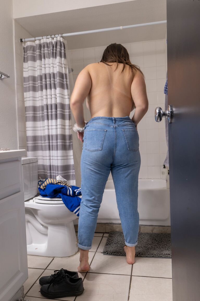 21P Chubby amateur Bonnie T shows her big tits & booty while getting dressed