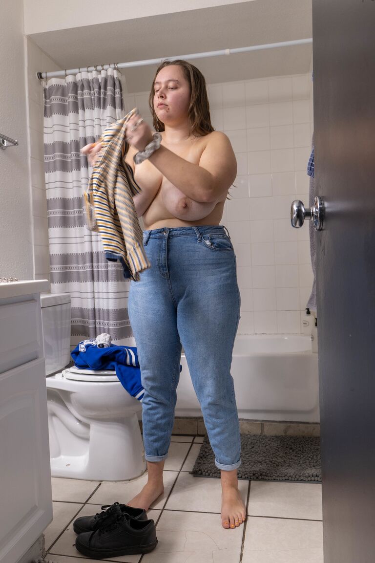 21P Chubby amateur Bonnie T shows her big tits & booty while getting dressed