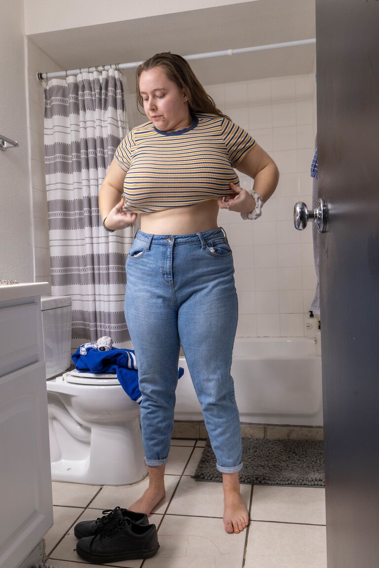 21P Chubby amateur Bonnie T shows her big tits & booty while getting dressed