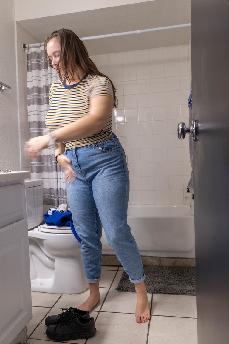 21P Chubby amateur Bonnie T shows her big tits & booty while getting dressed