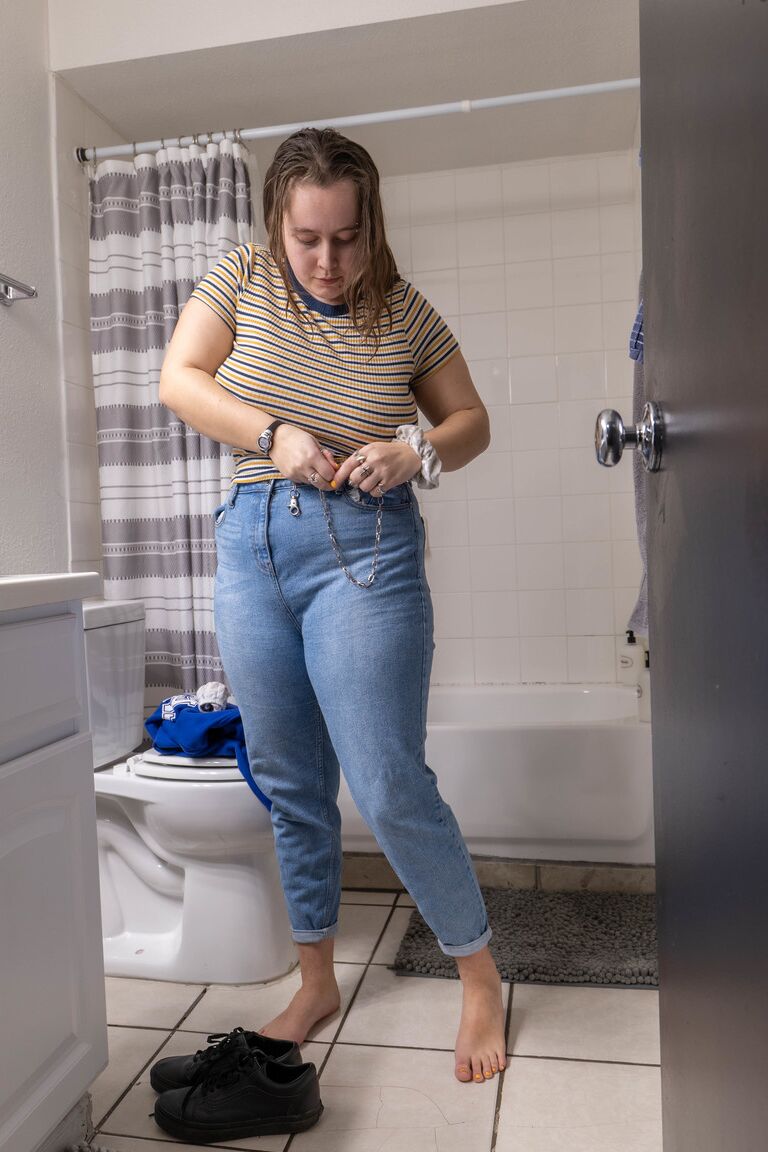21P Chubby amateur Bonnie T shows her big tits & booty while getting dressed