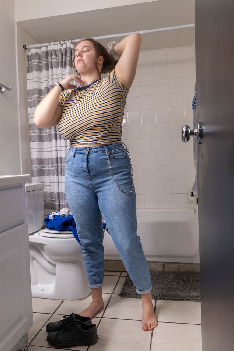 21P Chubby amateur Bonnie T shows her big tits & booty while getting dressed