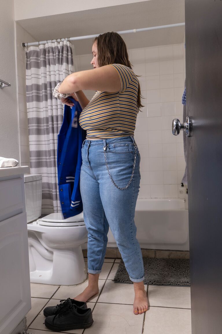 21P Chubby amateur Bonnie T shows her big tits & booty while getting dressed