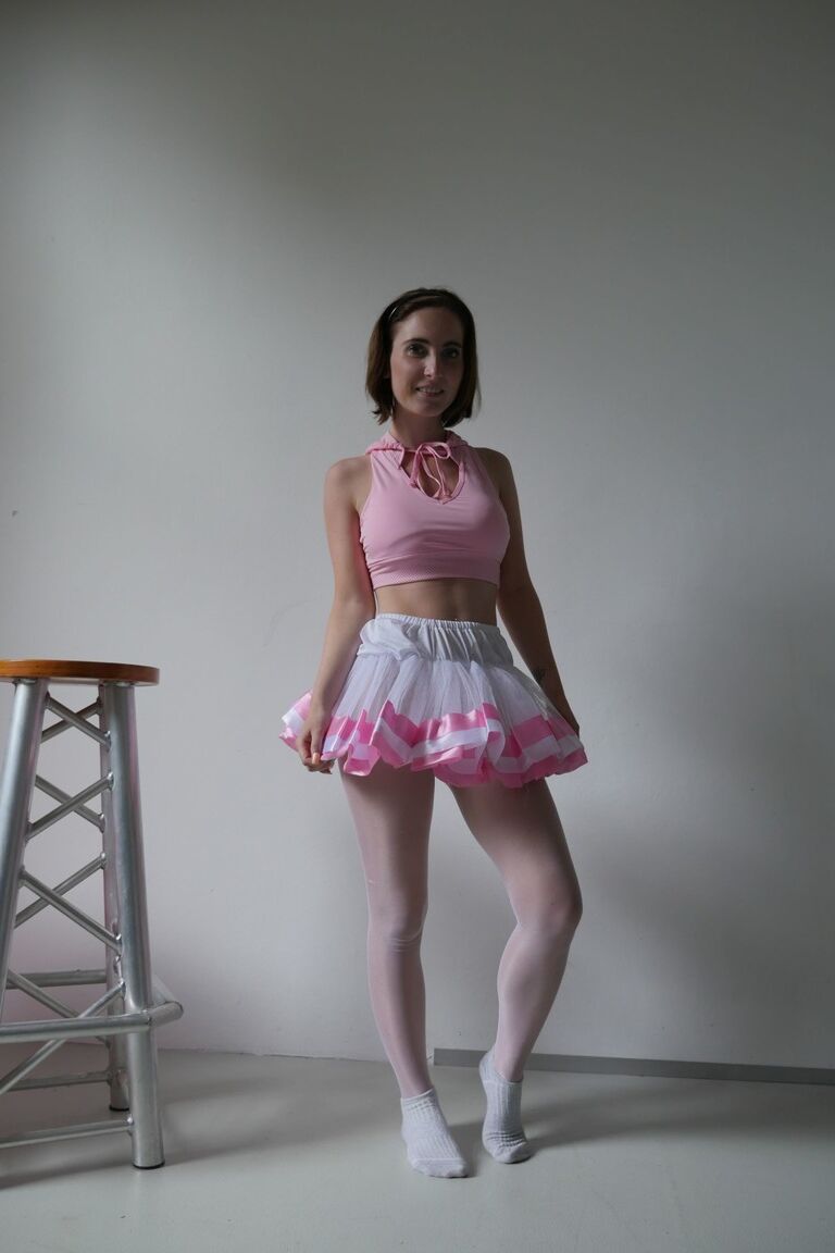 15P Morena bailarina Lia Louise brinca em seu tutu