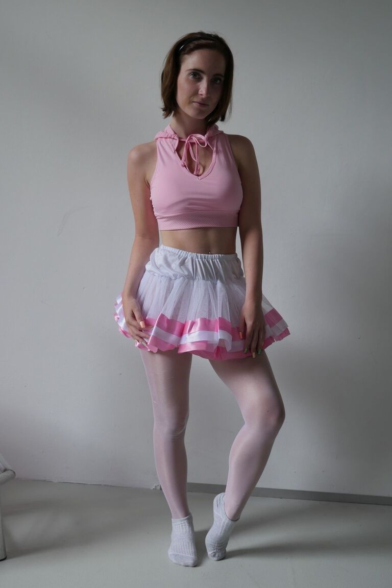 15P Morena bailarina Lia Louise brinca em seu tutu