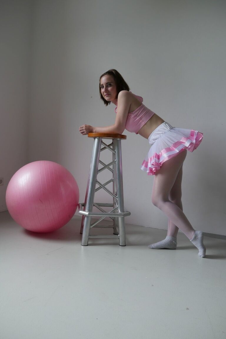 15P Morena bailarina Lia Louise brinca em seu tutu