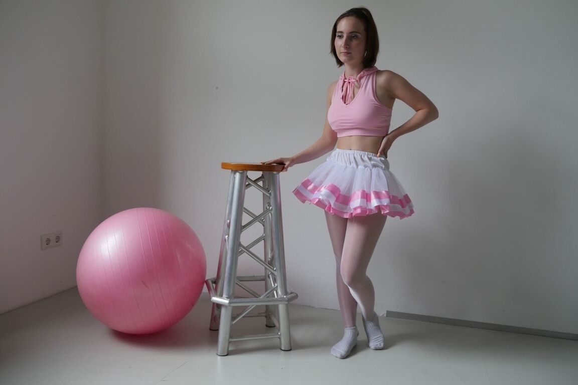 15P Morena bailarina Lia Louise brinca em seu tutu
