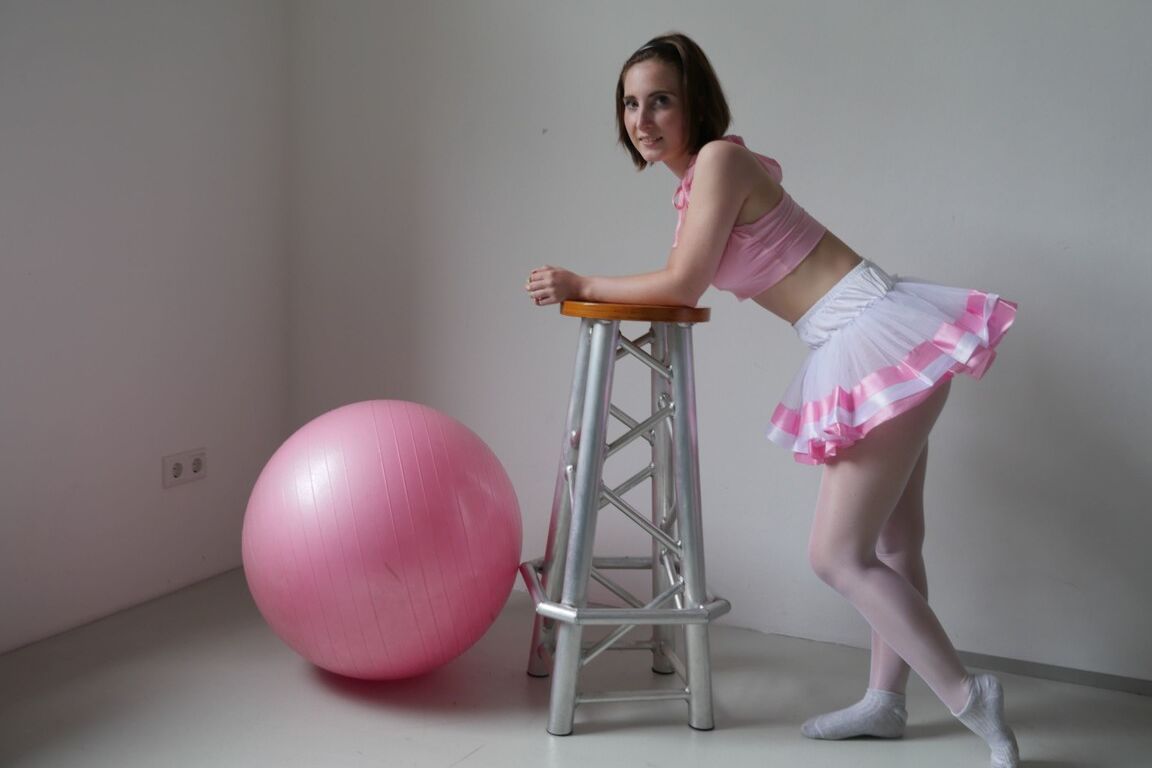 15P Morena bailarina Lia Louise brinca em seu tutu