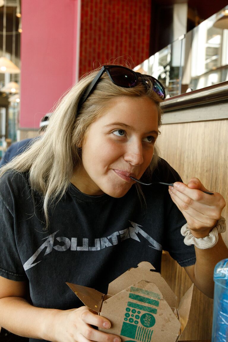 12P La beauté amateur Maddie Crump exhibe ses seins en public